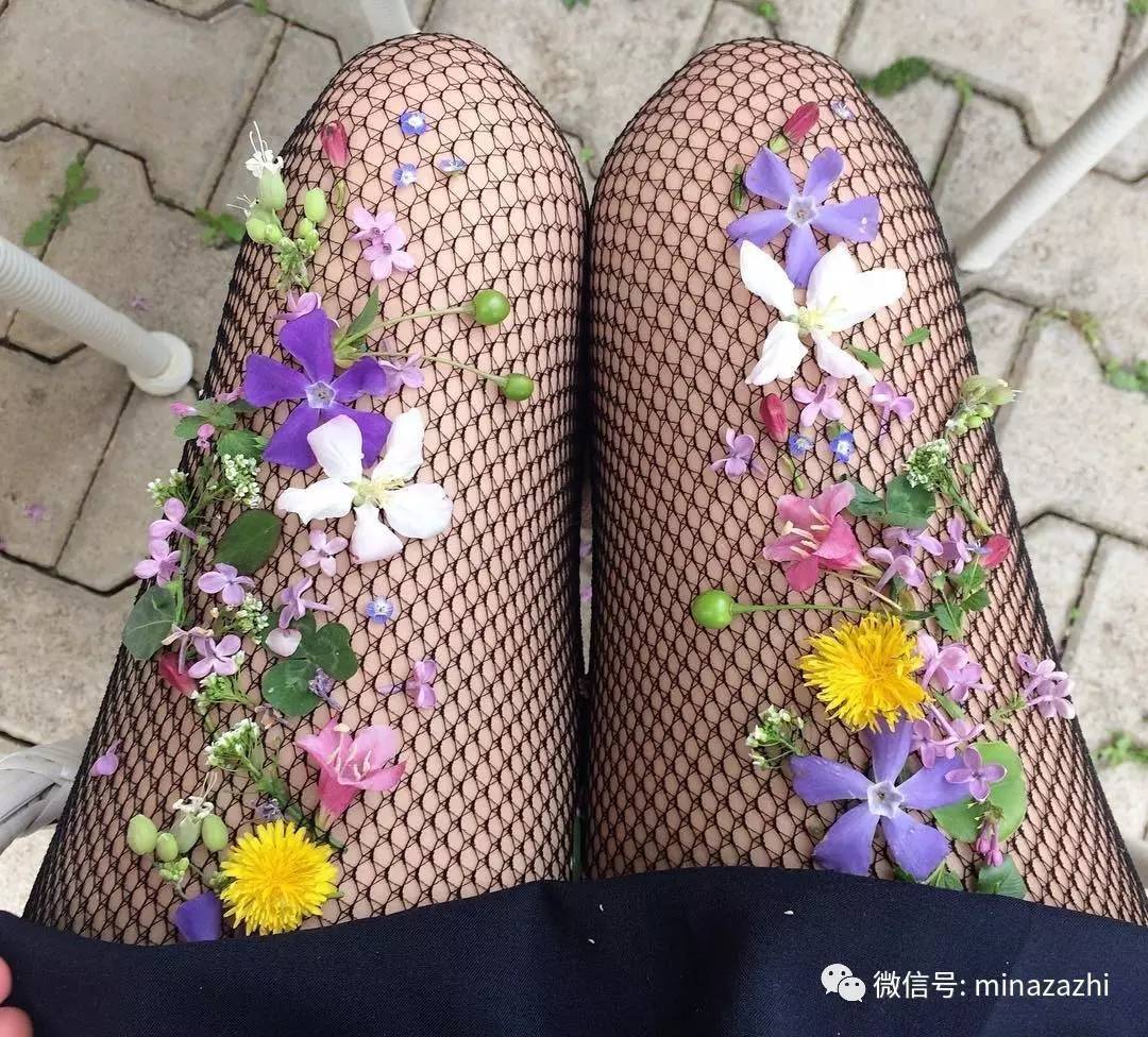 时尚｜渔网袜的究极版！进来看看「花朵渔网袜」你能接受吗？原来辣眼的时尚也能这么仙！