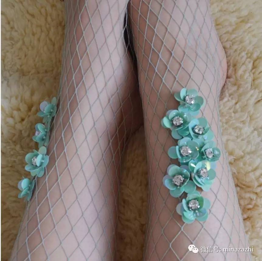 时尚｜渔网袜的究极版！进来看看「花朵渔网袜」你能接受吗？原来辣眼的时尚也能这么仙！