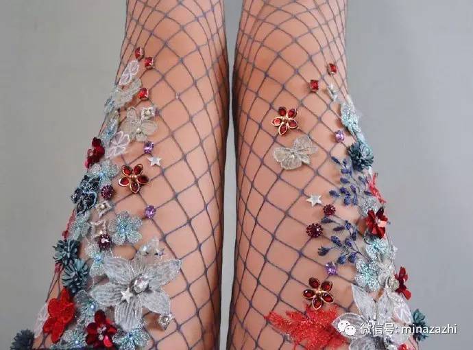 时尚｜渔网袜的究极版！进来看看「花朵渔网袜」你能接受吗？原来辣眼的时尚也能这么仙！
