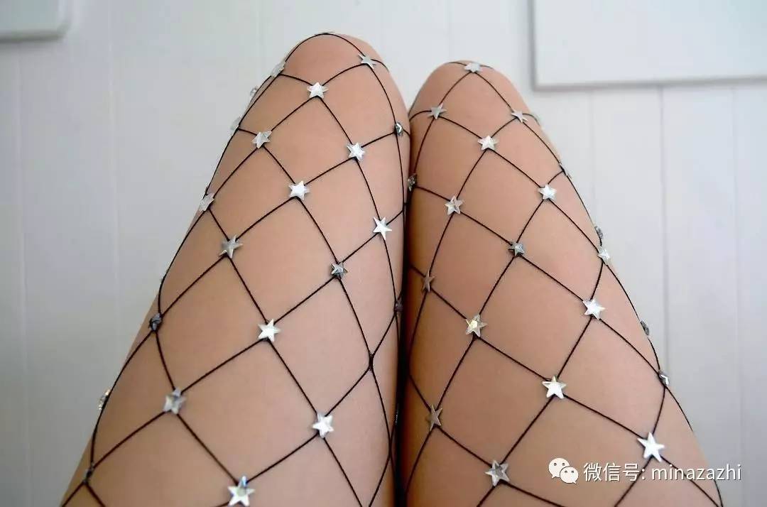 时尚｜渔网袜的究极版！进来看看「花朵渔网袜」你能接受吗？原来辣眼的时尚也能这么仙！