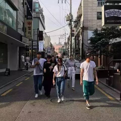 脚下没冰鞋心中有鞋,只要心中有跑道在哪都能跑