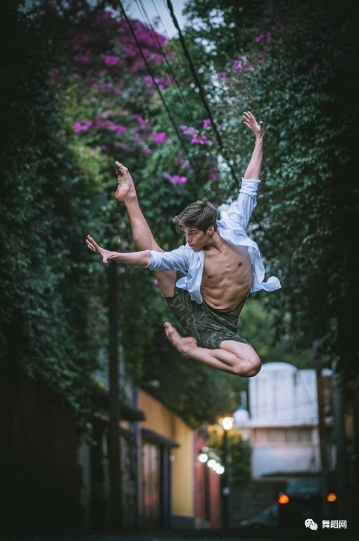 一群芭蕾舞者走上街头,一群芭蕾舞者视频