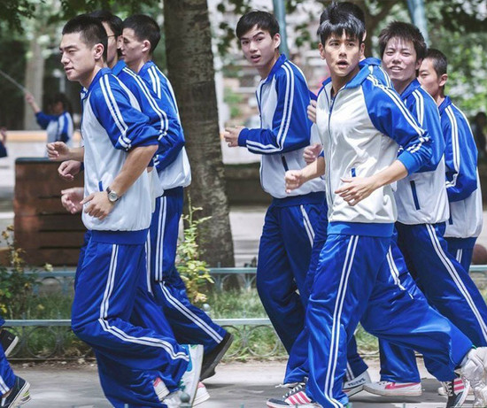 陈都灵演过什么校园剧,周冬雨女明星穿衣曝光瞬间