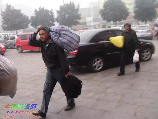 4000块的塑料拖鞋，1万7的民工编织袋包包，觉得丑还买不起