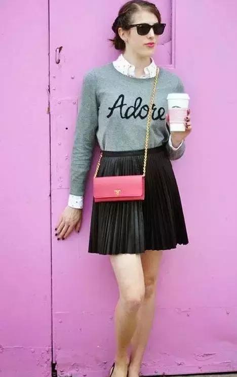 prada包包星巴克联名每家限量多少,prada女式包包价格及图片官网