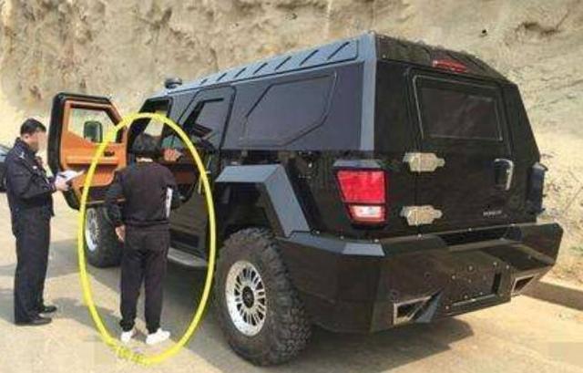 大妈开1500万越野车去上牌，却被交警拦下，上个牌咋这么难？