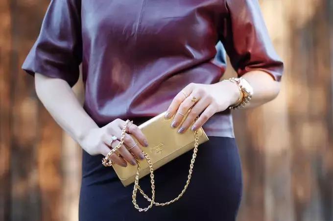 prada包包星巴克联名每家限量多少,prada女式包包价格及图片官网