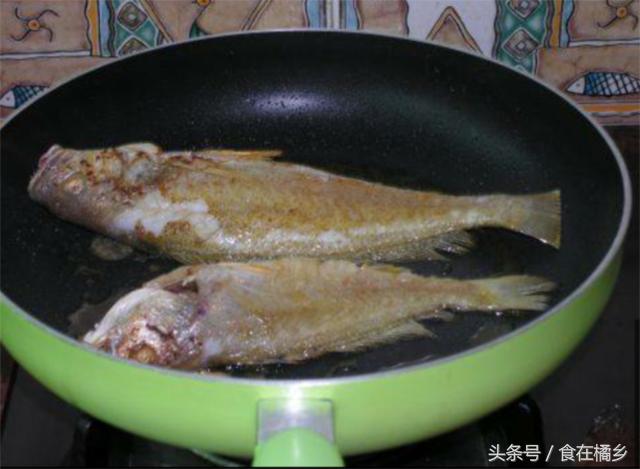 怎么做煎鱼才能煎的嘎嘣脆,教你这样煎鱼不粘锅不秃噜皮