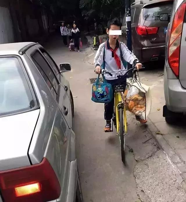 17岁男孩共享单车骑行,14岁男孩骑共享单车