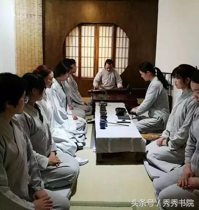 涂壁香凝汉殿中的意思,涂壁香凝汉殿中下一句