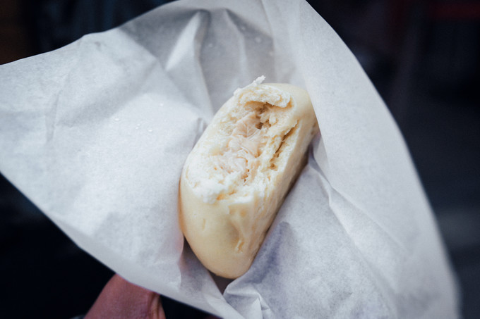 紫藤花开的季节去看锦鲤成了精，据说转发会有好运