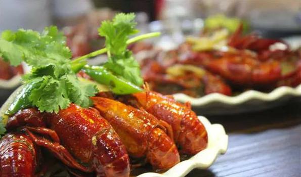 厦门深夜美食小龙虾,厦门和朋友吃小龙虾