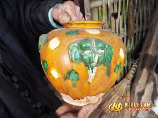 南充64岁大爷借款搞收藏十年入不敷出打工还债