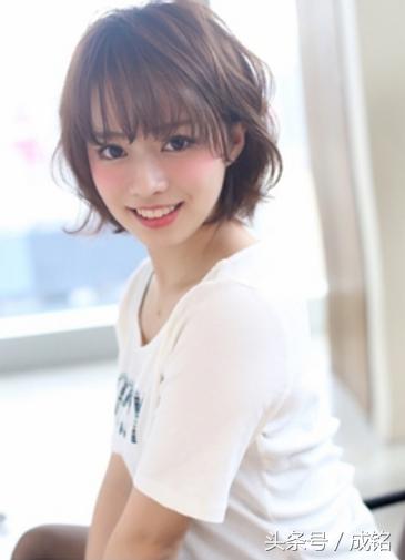 短发碎发发型女2022流行发型减龄,短发碎发发型女2020流行发型干练
