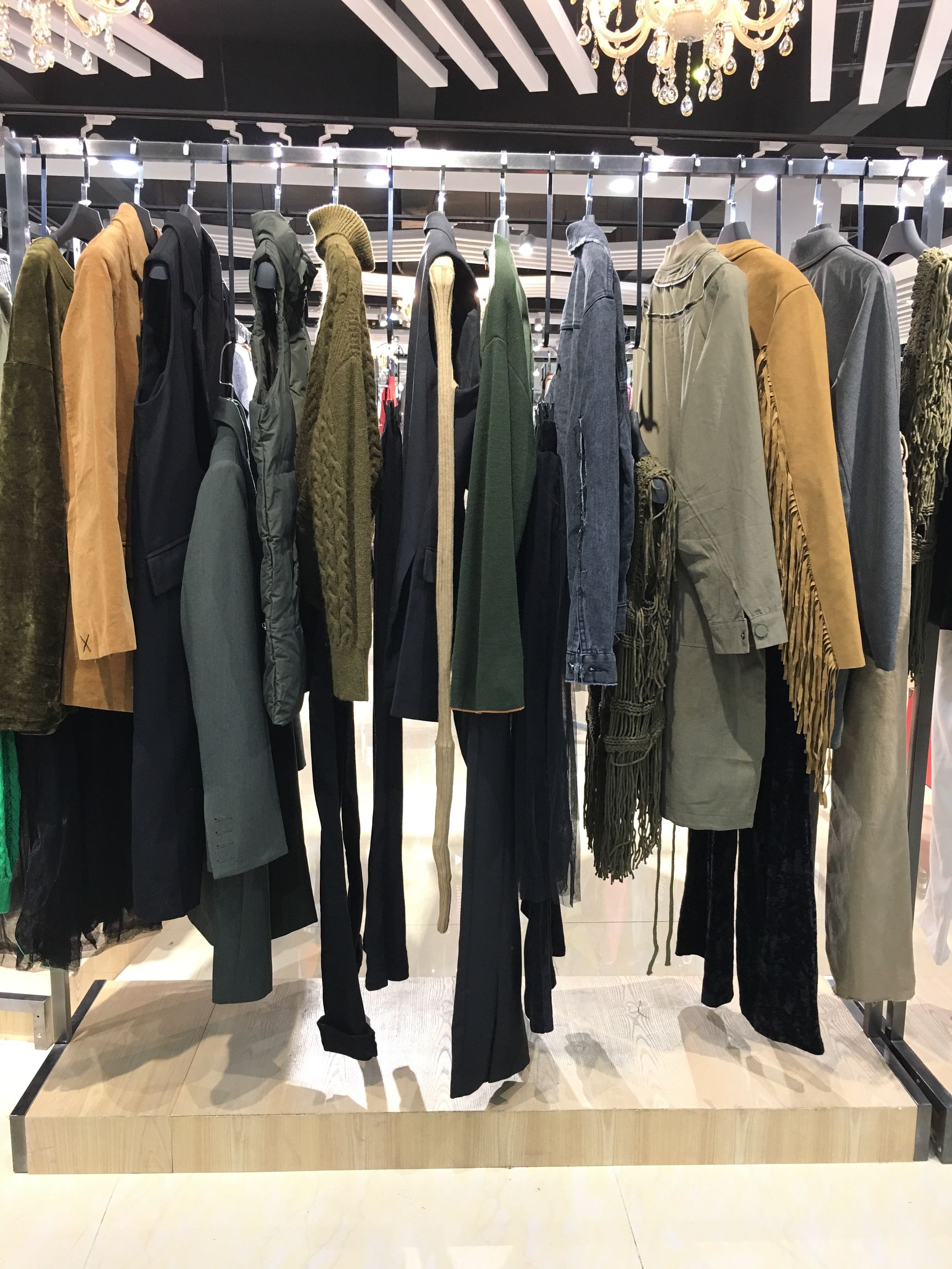 女装批发一手货源厂家,品牌折扣女装正品哪里拿货