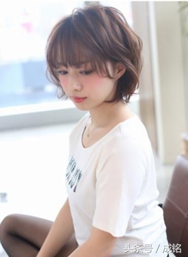 短发碎发发型女2022流行发型减龄,短发碎发发型女2020流行发型干练