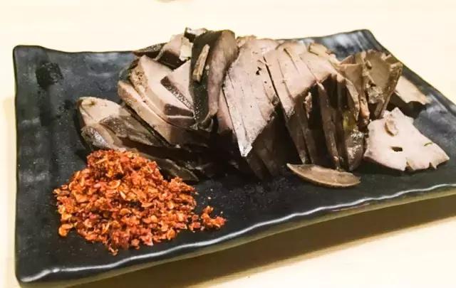 成都的夏夜，就合适穿起拖板儿鞋，整点卤菜，来盘冷啖杯！