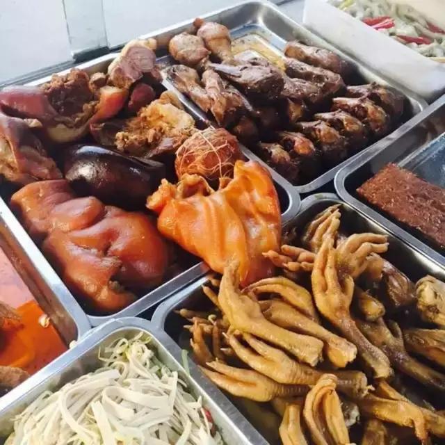 成都的夏夜，就合适穿起拖板儿鞋，整点卤菜，来盘冷啖杯！