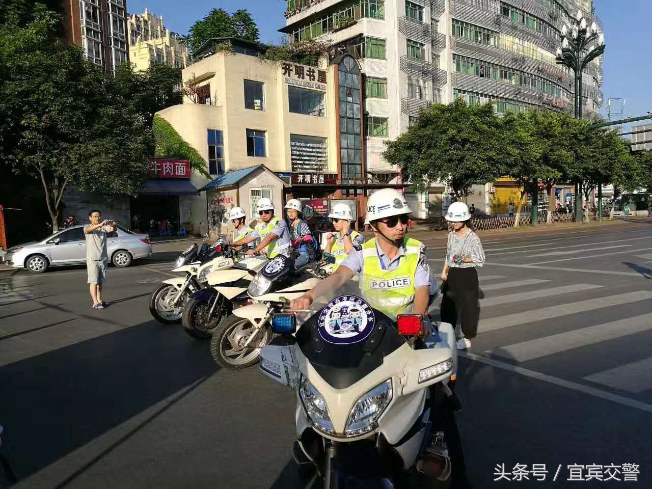 郑州爱心护考交警同行,爱心助考交警同行