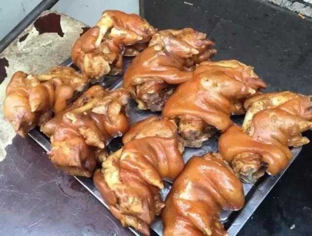 成都的夏夜，就合适穿起拖板儿鞋，整点卤菜，来盘冷啖杯！