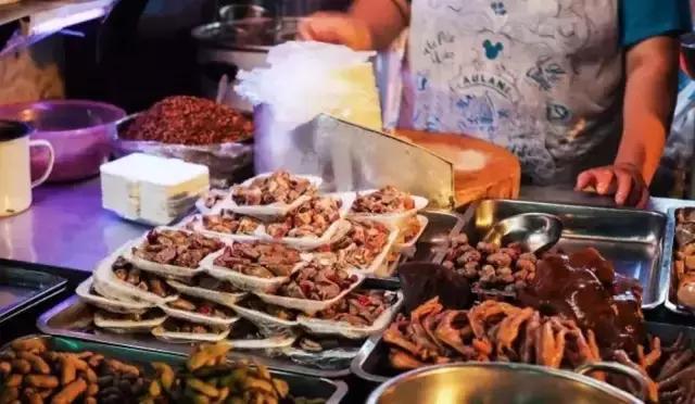 成都的夏夜，就合适穿起拖板儿鞋，整点卤菜，来盘冷啖杯！