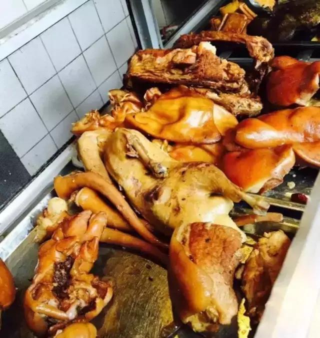 成都的夏夜，就合适穿起拖板儿鞋，整点卤菜，来盘冷啖杯！