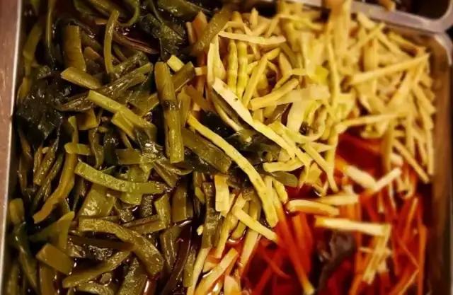 成都的夏夜，就合适穿起拖板儿鞋，整点卤菜，来盘冷啖杯！