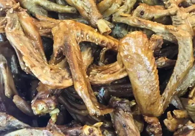 成都的夏夜，就合适穿起拖板儿鞋，整点卤菜，来盘冷啖杯！