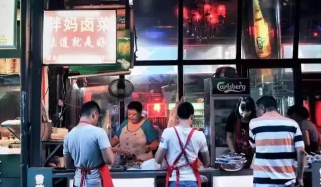 成都的夏夜，就合适穿起拖板儿鞋，整点卤菜，来盘冷啖杯！