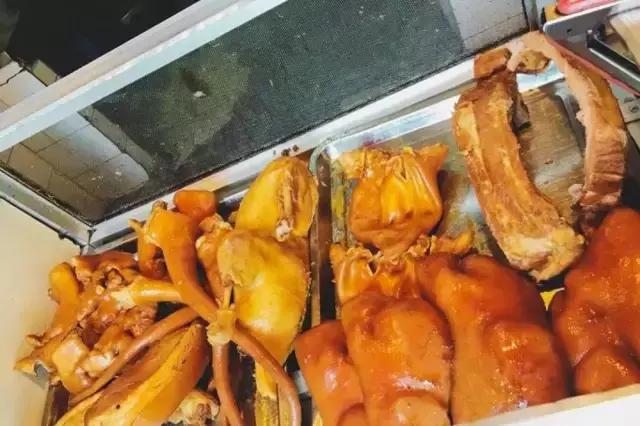 成都的夏夜，就合适穿起拖板儿鞋，整点卤菜，来盘冷啖杯！