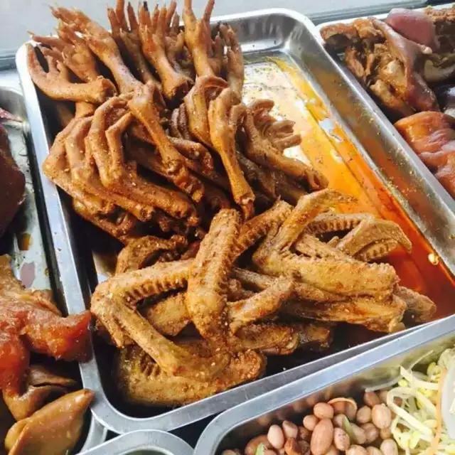 成都的夏夜，就合适穿起拖板儿鞋，整点卤菜，来盘冷啖杯！