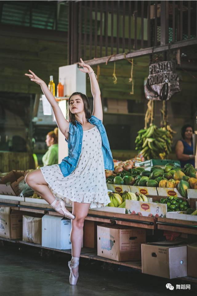 一群芭蕾舞者走上街头,一群芭蕾舞者视频