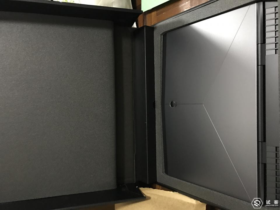 真的是实现了小时候的梦想啊，我大alienware真的是太酷炫了