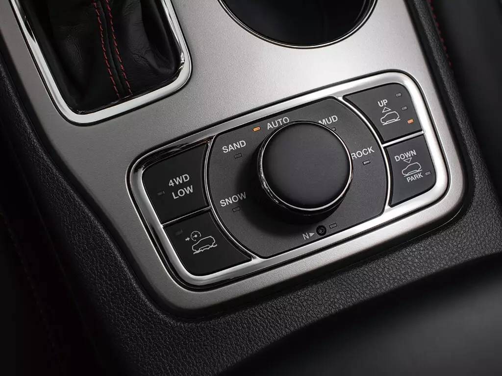 32万的jeep大切诺基试驾,全新jeep大切诺基试驾