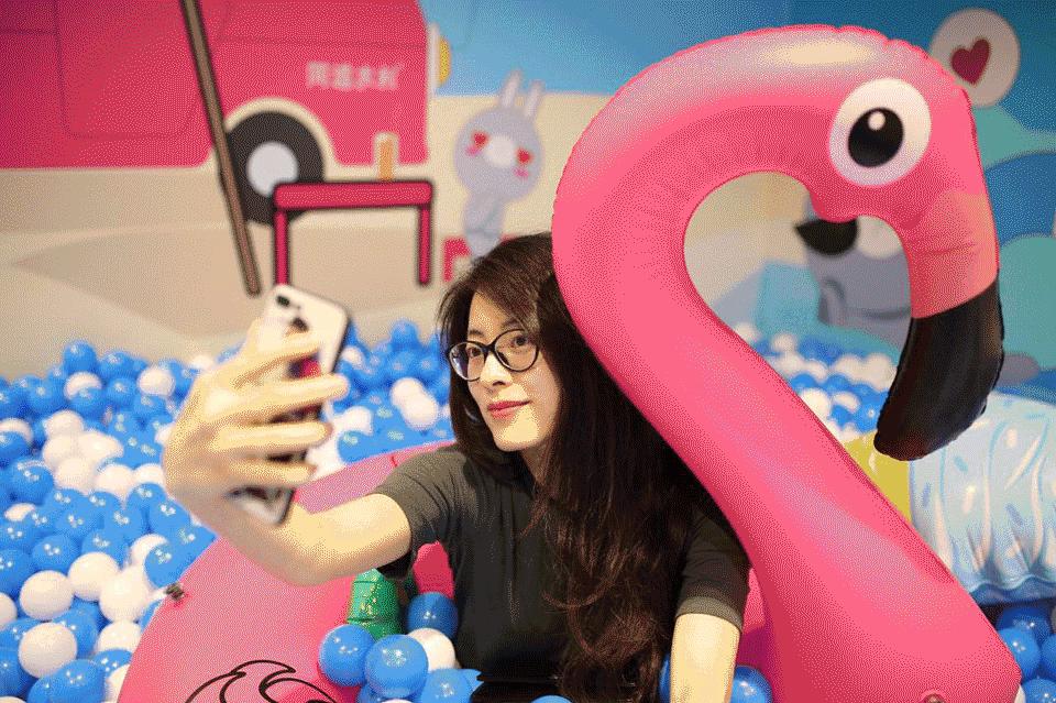 能把一条柴犬请来当服务员，也只有杭州这家新晋网红商场了吧……这波刷卡5折攻略，你一定收好！