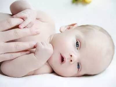 六个月宝宝头皮乳痂能够抠吗,宝宝乳痂不能抠会有灾难性后果