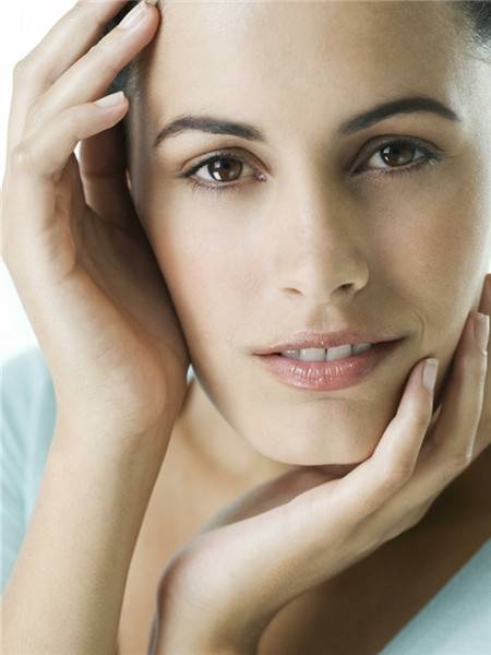 快速消除鱼尾纹手法视频女生,三招教你祛除鱼尾纹还你光滑肌肤