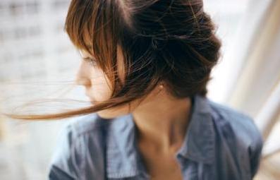 偶然回家，却发现嫂子背着哥哥和其他男人在油菜花地里干那事