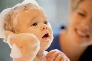 六个月宝宝头皮乳痂能够抠吗,宝宝乳痂不能抠会有灾难性后果