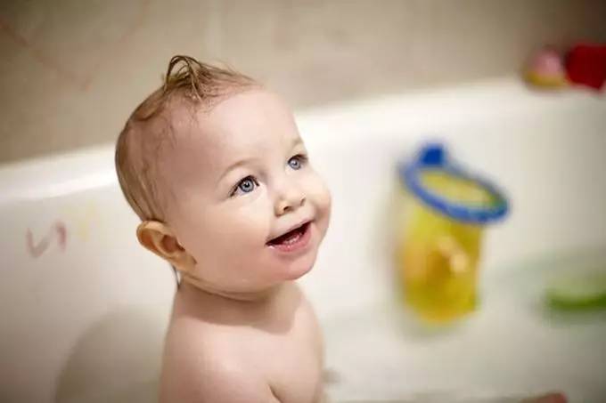 六个月宝宝头皮乳痂能够抠吗,宝宝乳痂不能抠会有灾难性后果