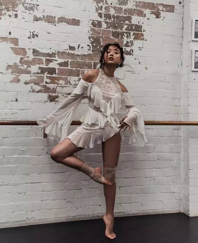 她是身高不到一米六的“丑小鸭”，靠才华和品位玩转时尚圈