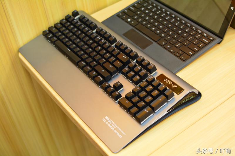 最帅的有弧度的机械键盘,性价比最高的入门级机械键盘