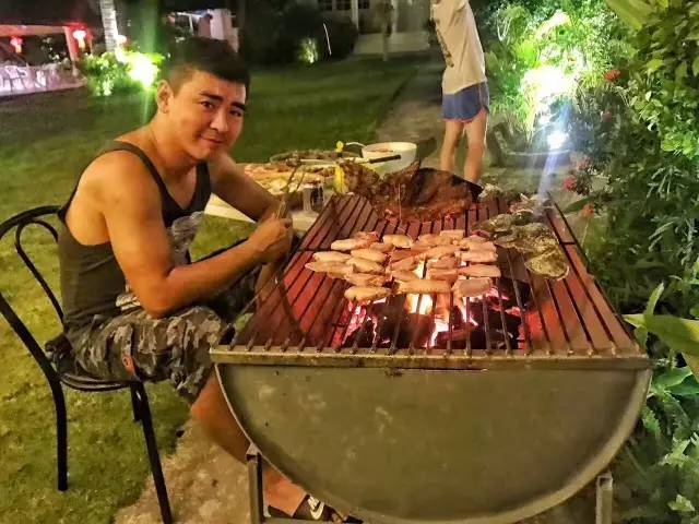 普吉岛“小包总”又火了！撞脸明星的他，用四川美食征服整个海岛