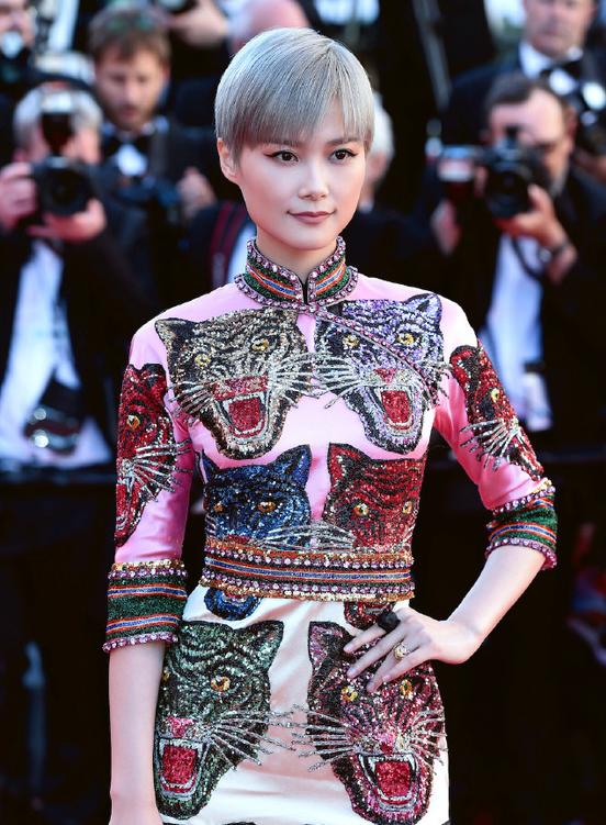 前卫华丽背后是谦虚勤恳这样的春春值得拥有更多