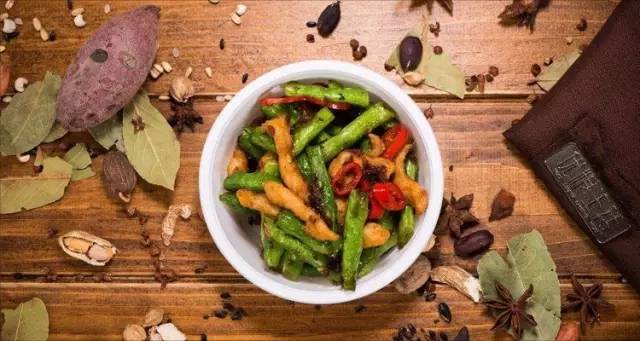 优粮生活闫寒：数未来餐饮大公司，还看外卖｜爱分析访谈