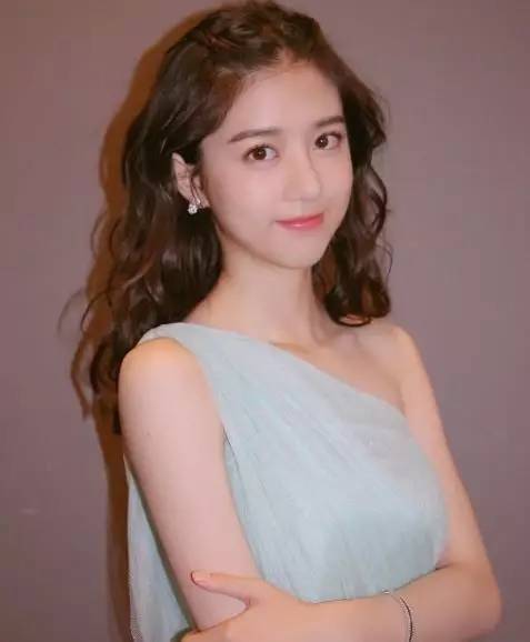 狮城星二代，北电中戏任挑，和天王演对手戏不输阵