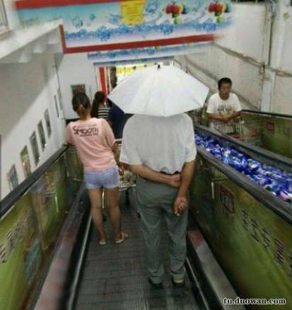 大爷的遮阳工具堪称完美，整体搭配又如此清新脱俗