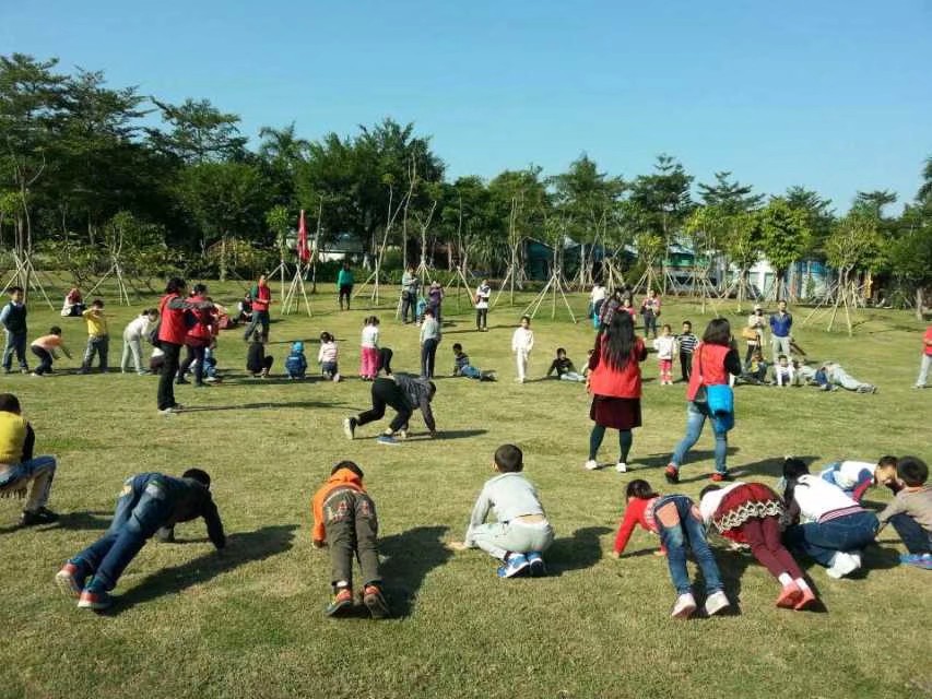 暑假小孩去夏令营,孩子去夏令营好还是去辅导班好