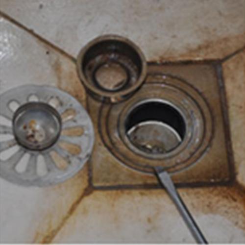 地漏下水慢用管子通一下,浴室地漏下水慢怎么办