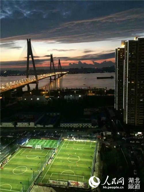 男子花50万改造荒凉小院,男人花千万改造废弃城堡